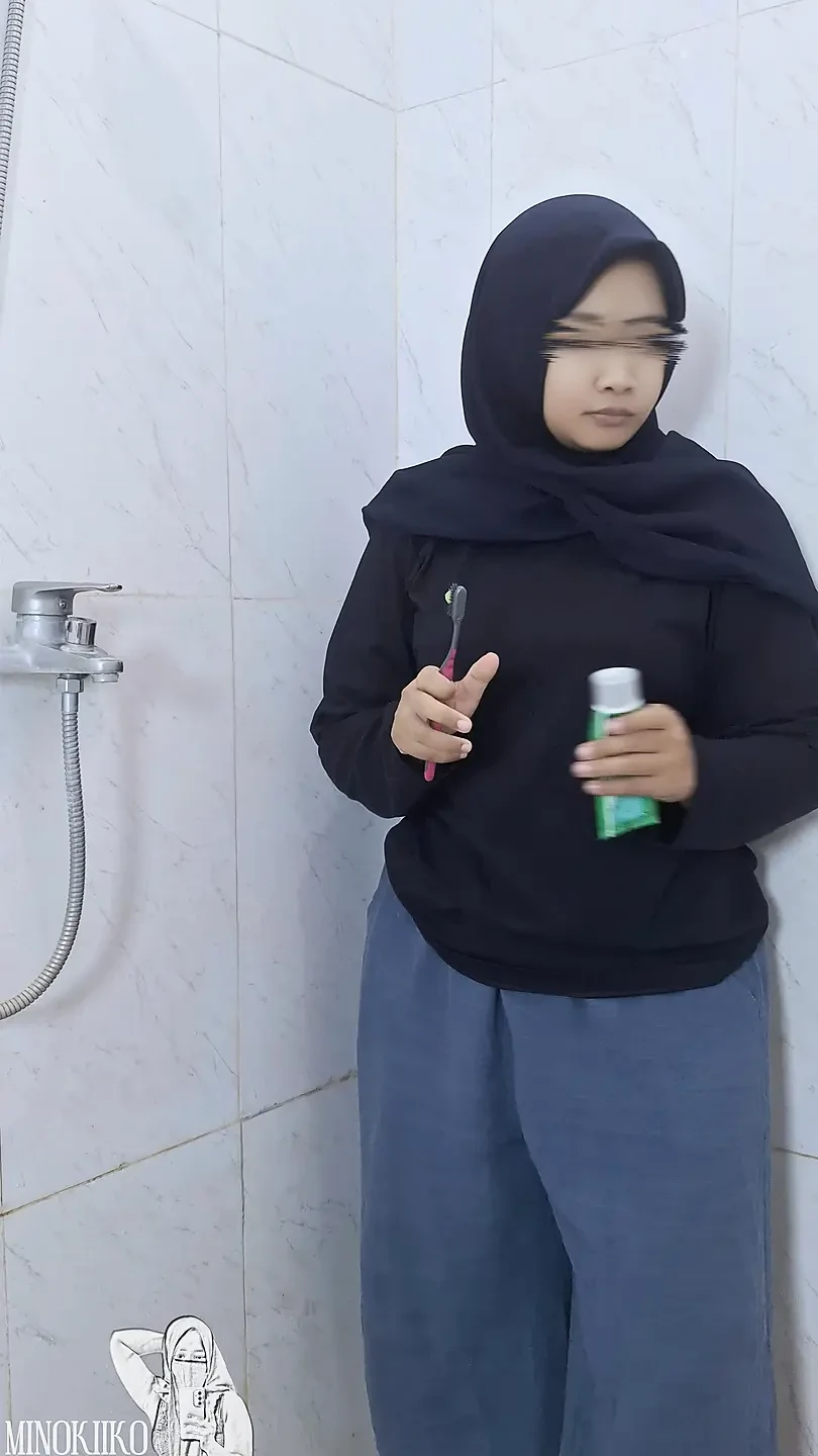 欲火中烧的头巾农村嫂子一边刮她紧致的处女阴户一边暴露她性感的裸体 - Minokiiko
