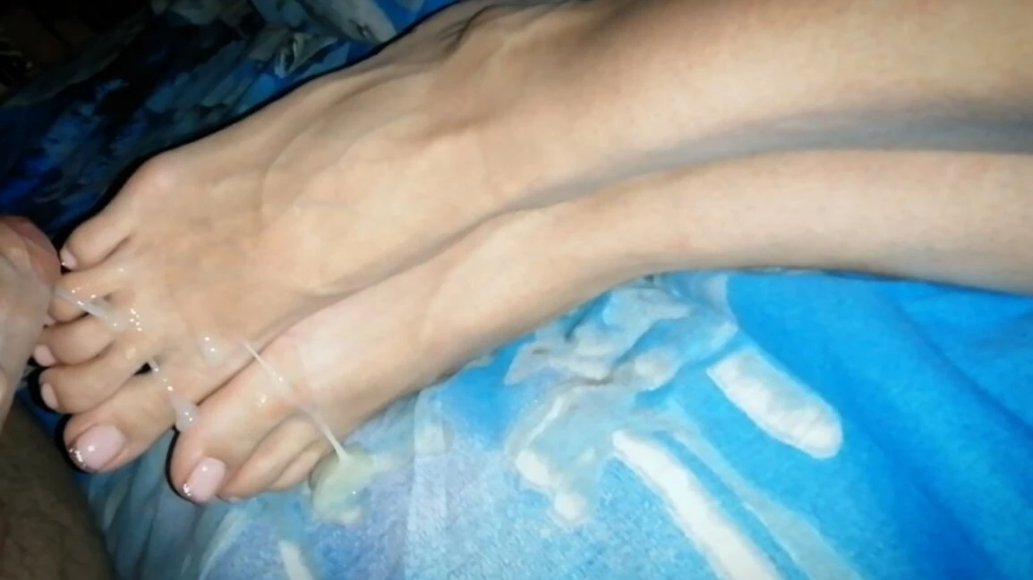 射在我继妹的脚上。真正的家庭足交