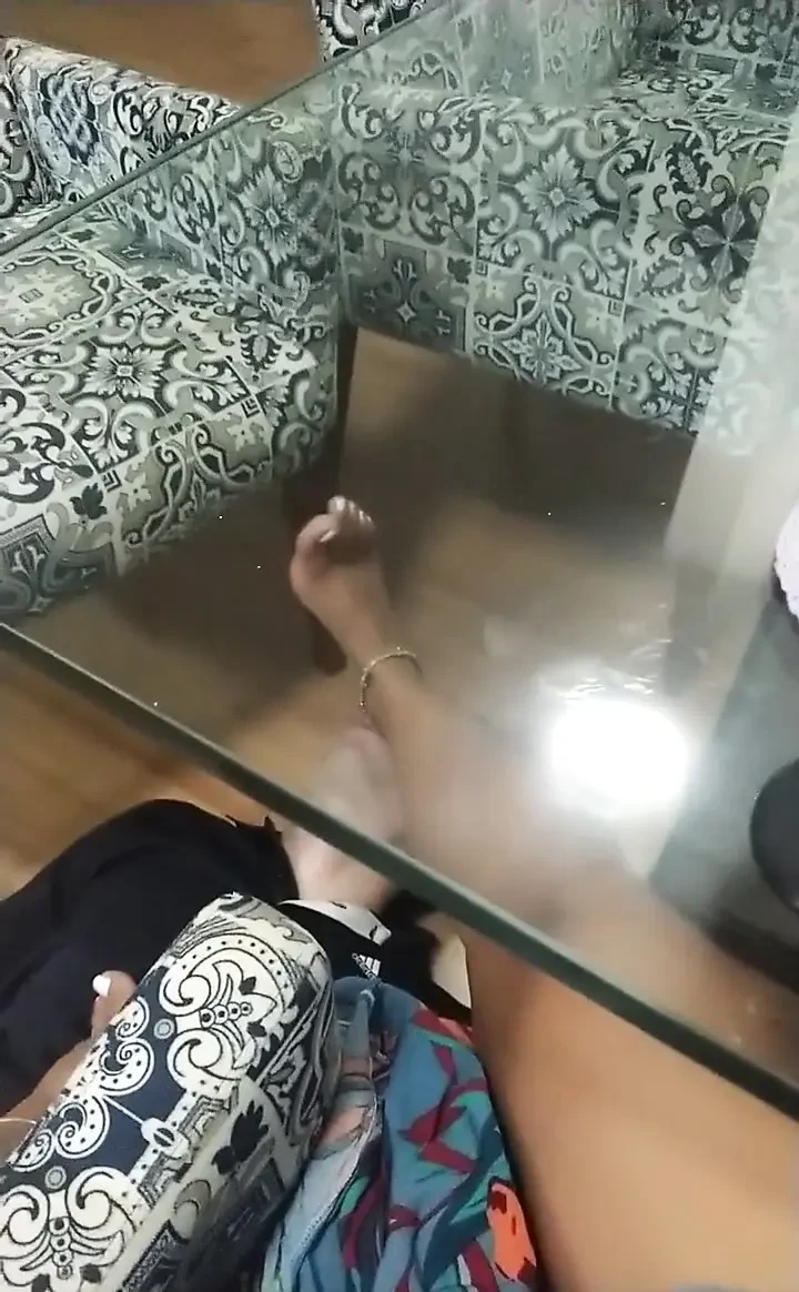 Tha Table下的脚奴隶