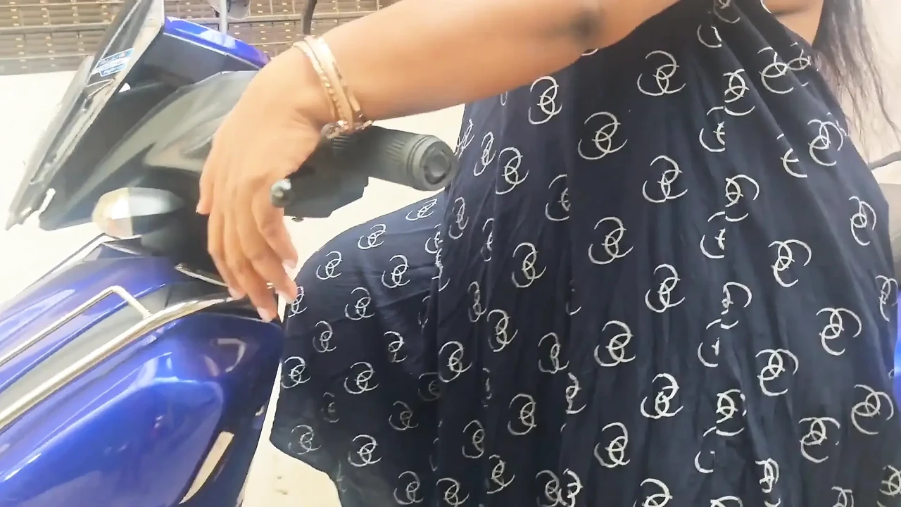 喀拉拉邦的妻子在滑板车上的裸照. 性感的喀拉拉邦女孩为相机脱衣.