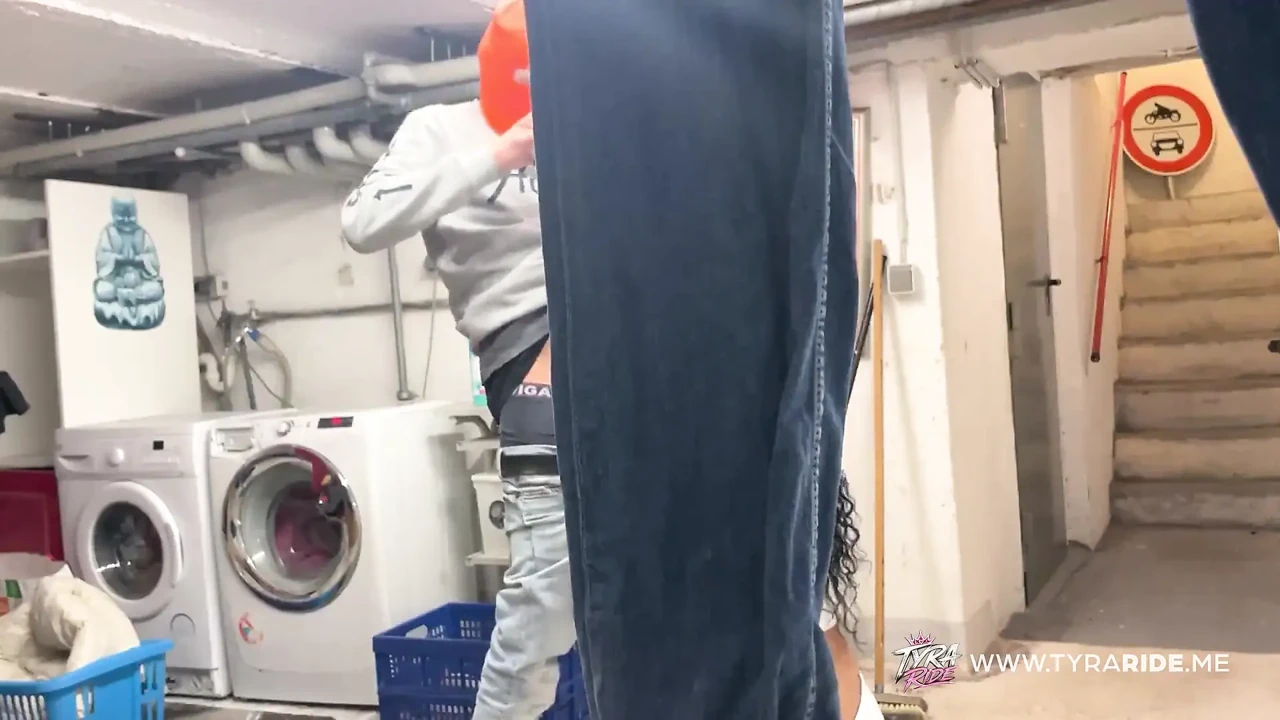 纹身熟女在地下室被两个男人偷偷用来发泄