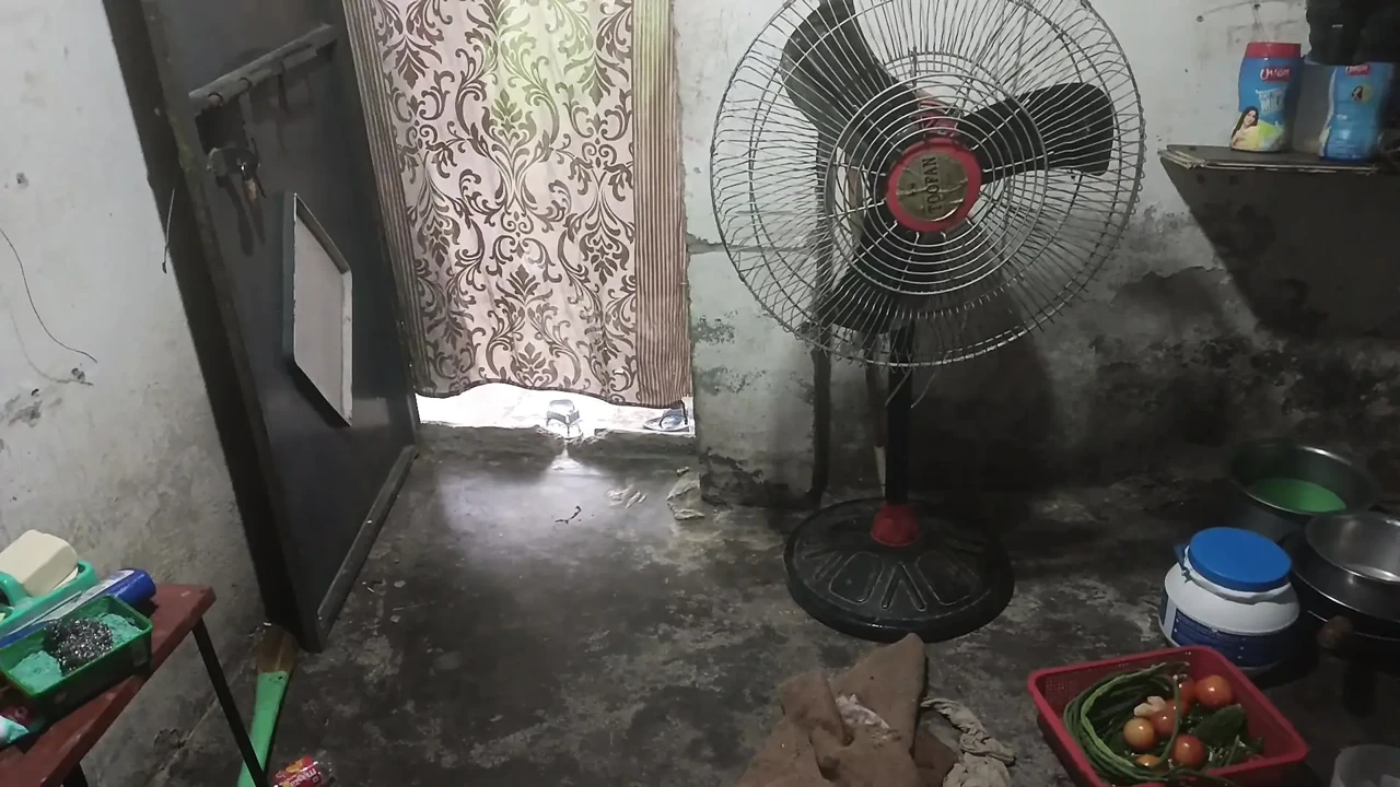 当继妹的丈夫出门时，继妹的屁股被打