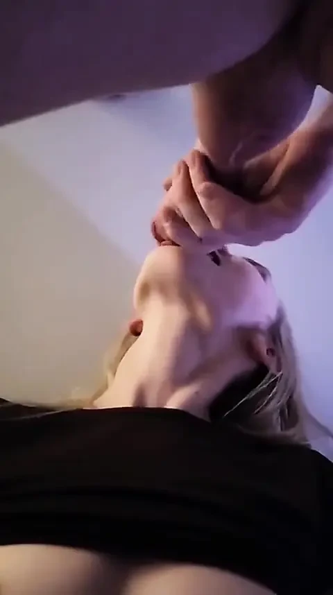 漂亮的金发女郎脸被压在墙上 - 射精荡妇的鸡巴崇拜