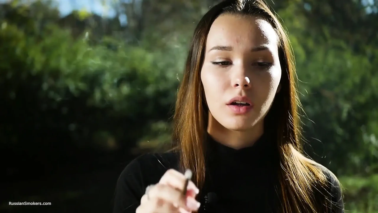 甜美的性感俄罗斯女孩在户外抽烟