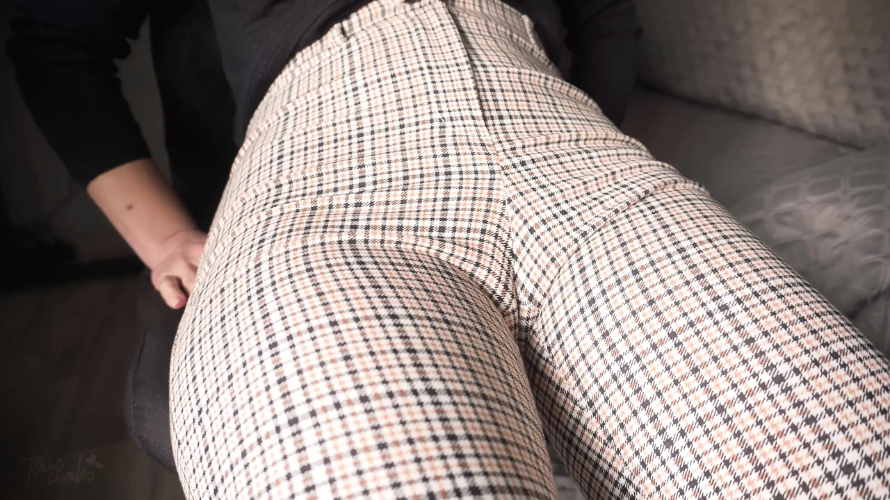 淫荡的同事Cameltoe挑逗和否认