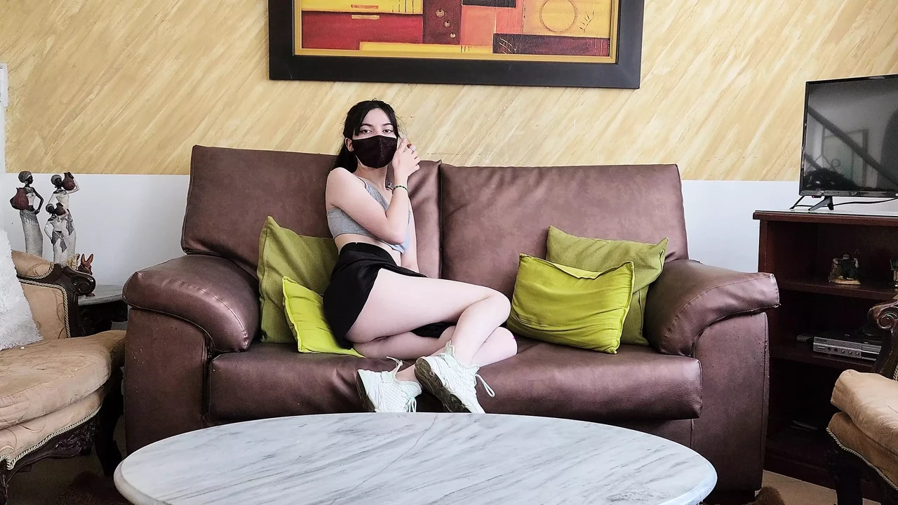 在求职面试中做爱，漂亮女人穿着裙子，蓝色内衣在她的办公室里性交