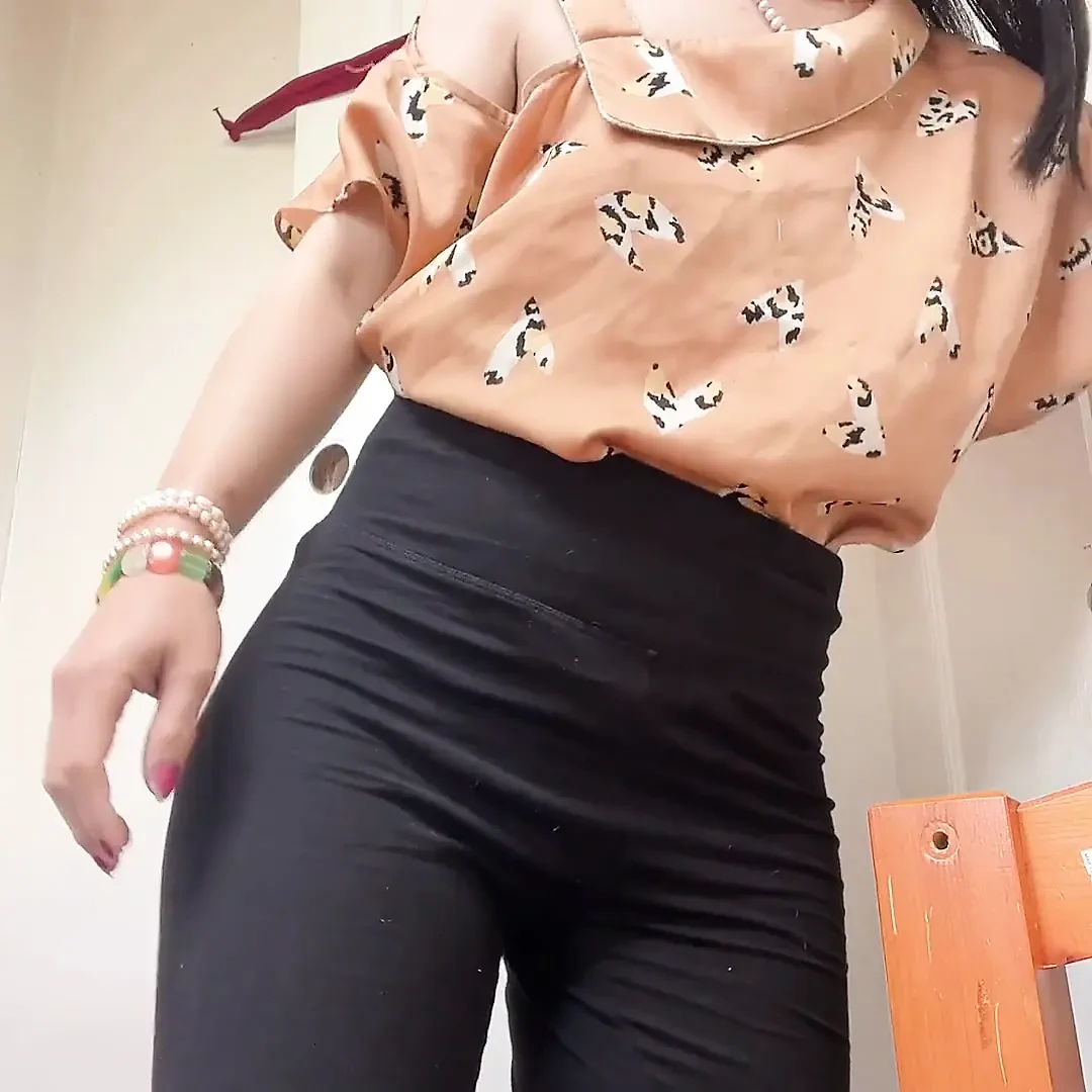 穿着性感的礼服撒尿阴户尼斯