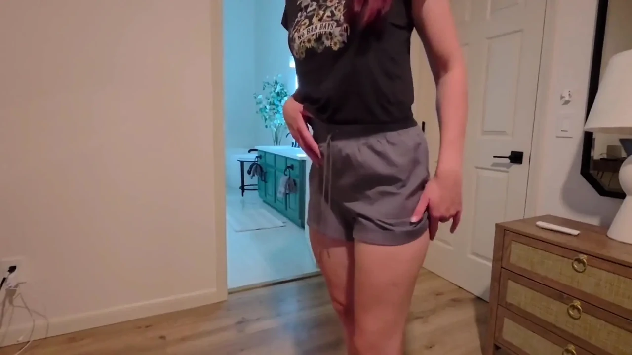 害羞的苗条红发女郎在脱衣后自慰