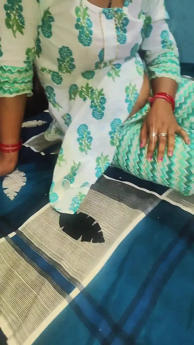 印度女孩Kavya Bhabhi口交射精口中印地语视频