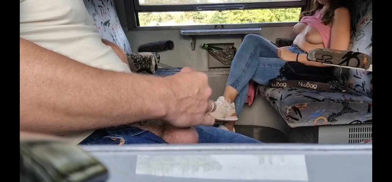 火车上陌生人的鸡巴露出奶子，而她看到她正在自慰