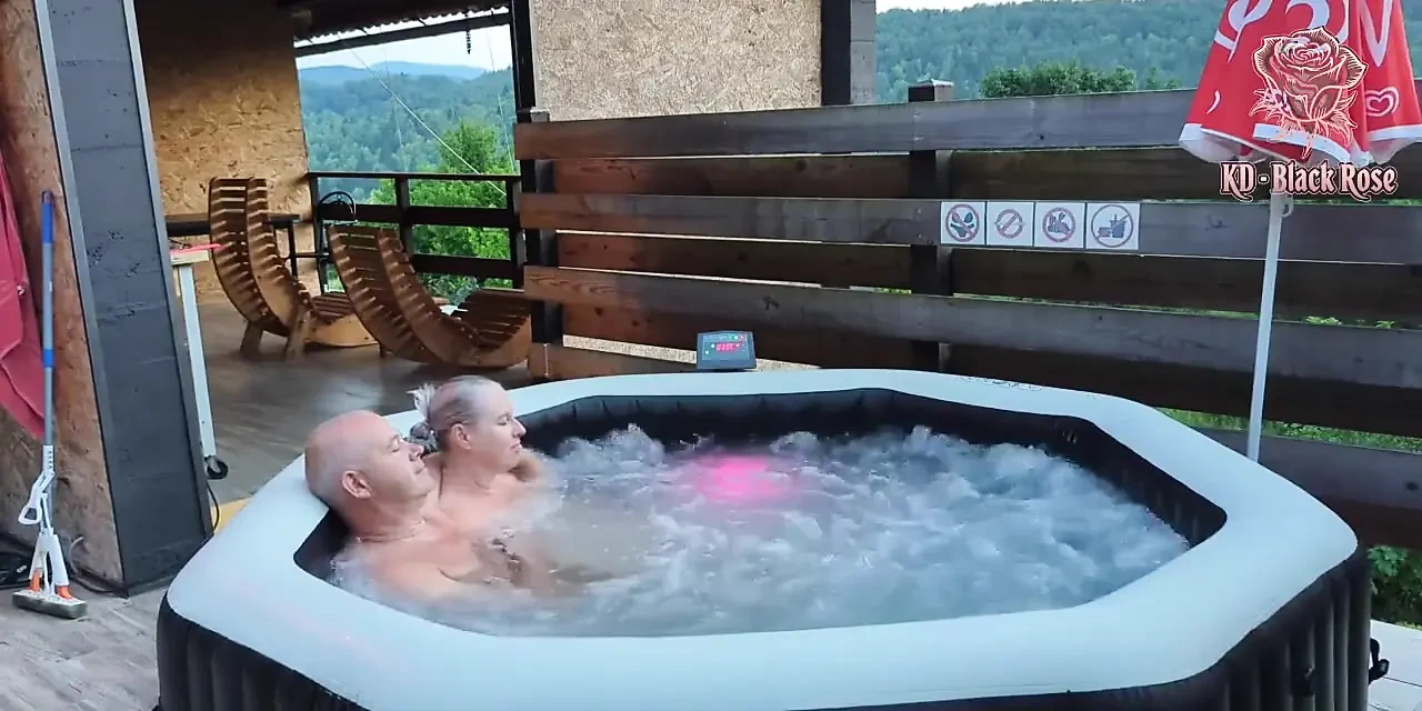 按摩浴缸里的玩耍时间在按摩浴缸里放松的爱