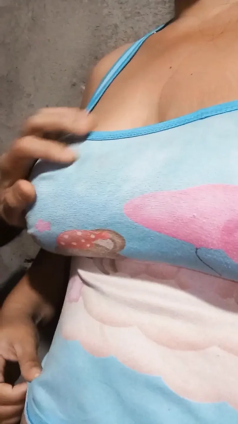 我丈夫对吸我丰满自然的胸部和坚挺的乳头上瘾，所以他整周都在这样