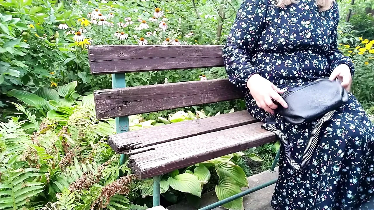 我的岳母知道如何让我在街上快速射精