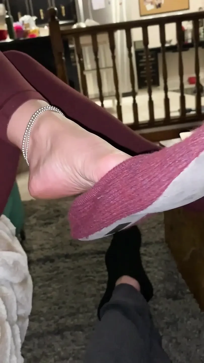 惊人的继母Gwen幽默你奇怪的饥渴恋足癖：热甜的汗湿滑玩耍