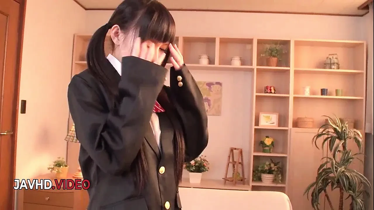 Marie Konishi的激烈口交导致日本性爱