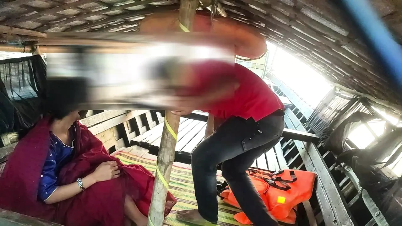 穿着红色纱丽服的孟加拉女孩在户外视频
