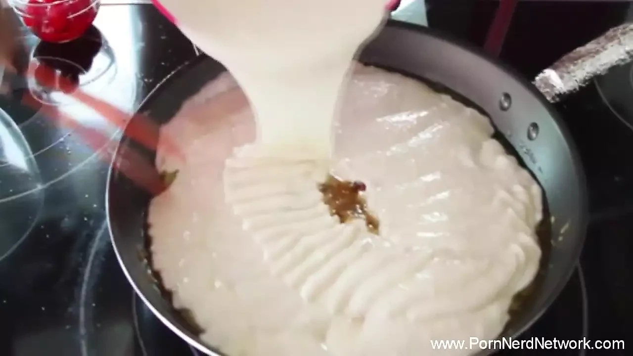 两个漂亮的女同性恋女郎亲吻并舔她们的阴户