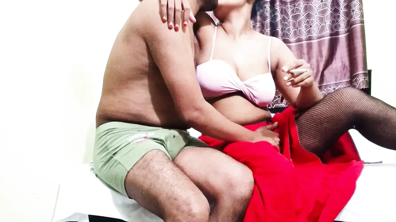 夫妻之间的浪漫性爱在晚上。