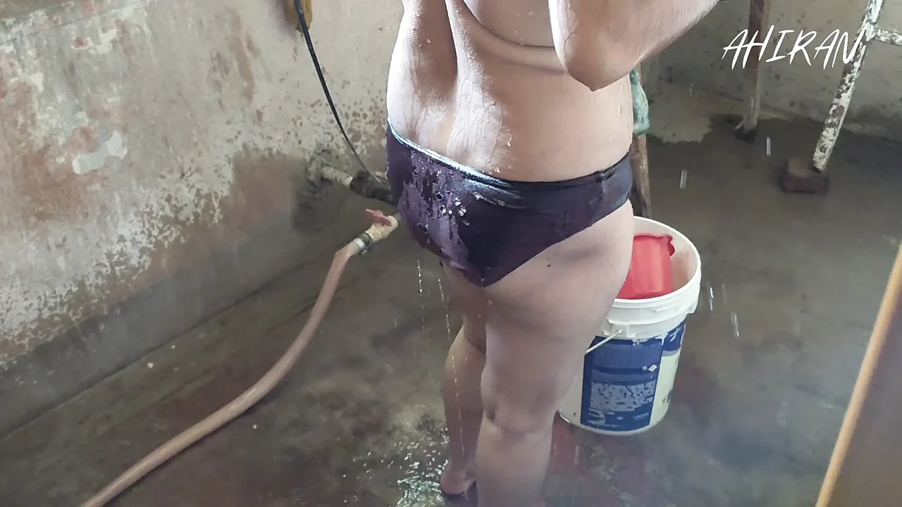 印度乡村德西女孩在洗手间与男友玩弄，并审查屁股触摸阴茎。