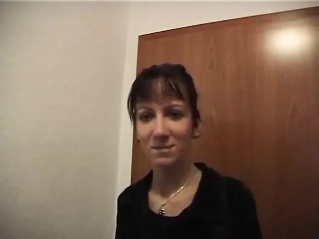 穿孔的黑发荡妇在试镜时摩擦她湿漉漉的阴户