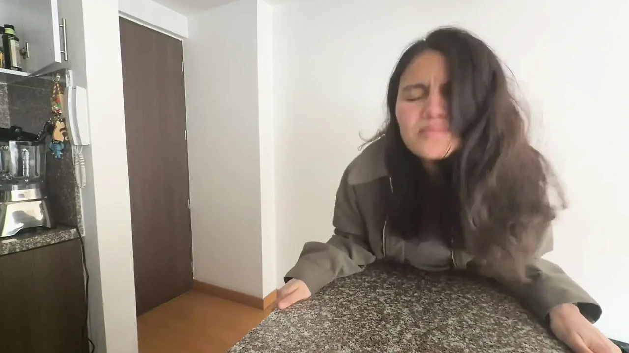 一个女同性恋在我上班前占我主导地位