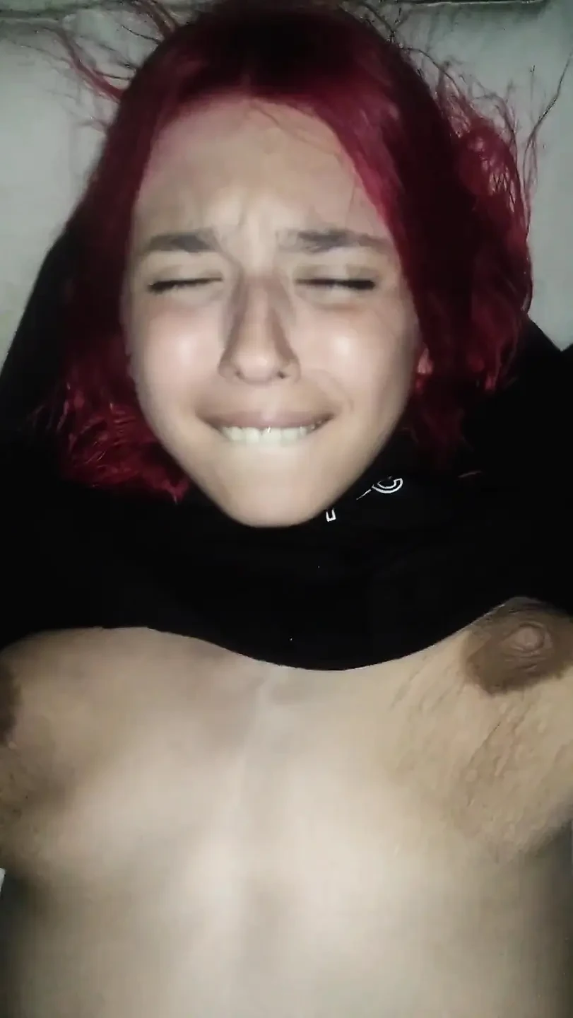 一个苗条的红发少女在晚上的超级口交和啪