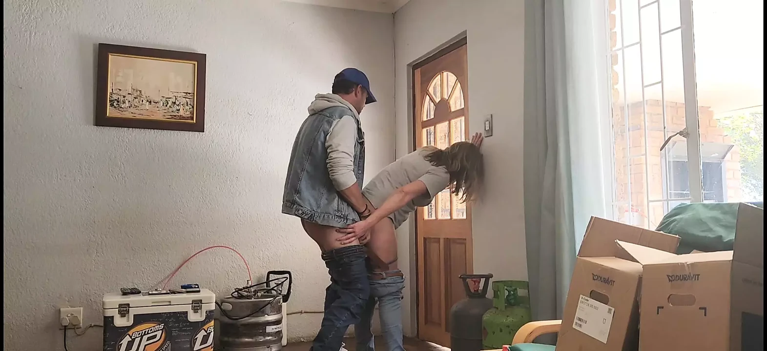 我发现我的继母出轨并和那个披萨男做爱