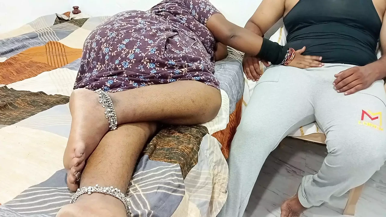 一个泰米尔人妻勾引她的小鲜肉并在床上做了一次热辣的性爱