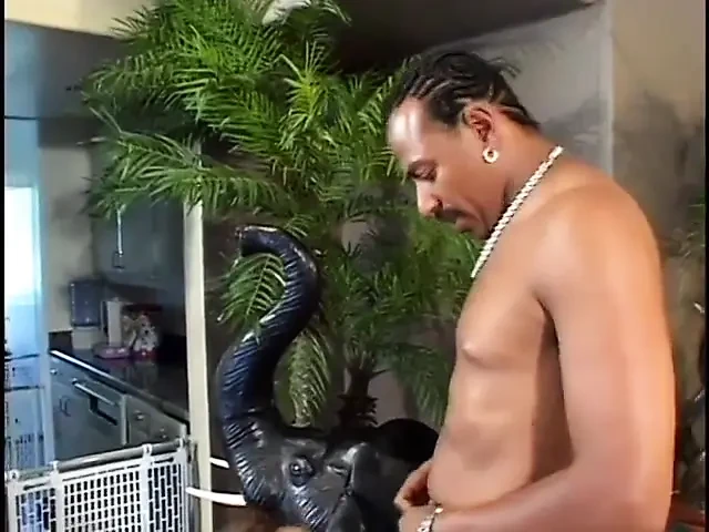 纹身很多的漂亮宝贝想要在阴道敲打后从屁股上拿走它