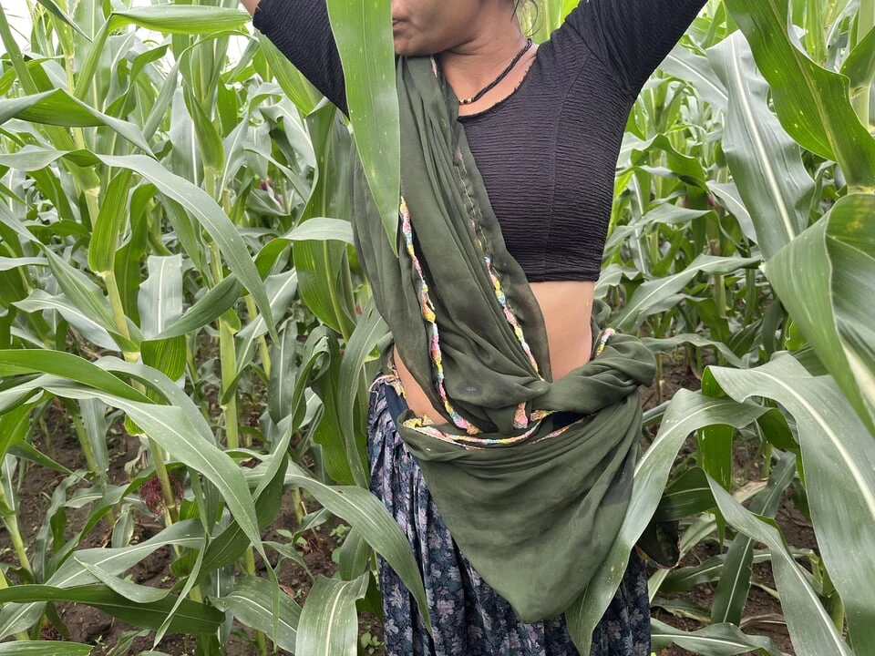 Ritu ko kheto me kiya romance outside sex