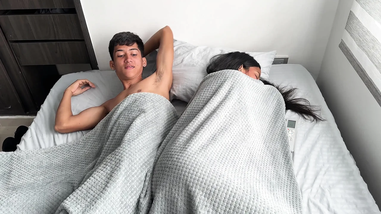 我和我的拉丁继妹分享一个酒店房间，我操她的大屁股，我报复她美味的阴户。与Erickandzoe的自制性爱