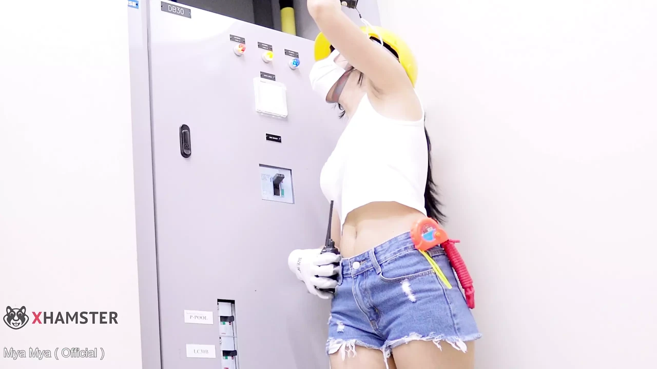 亚洲可爱的建筑女工人修复鸡巴问题