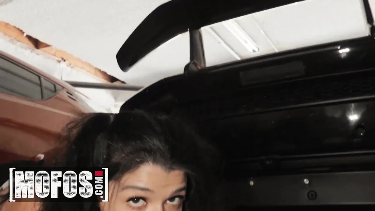 MOFOS - Harley Haze用她知道的每一个技巧来骑Scott Nails的豪华车