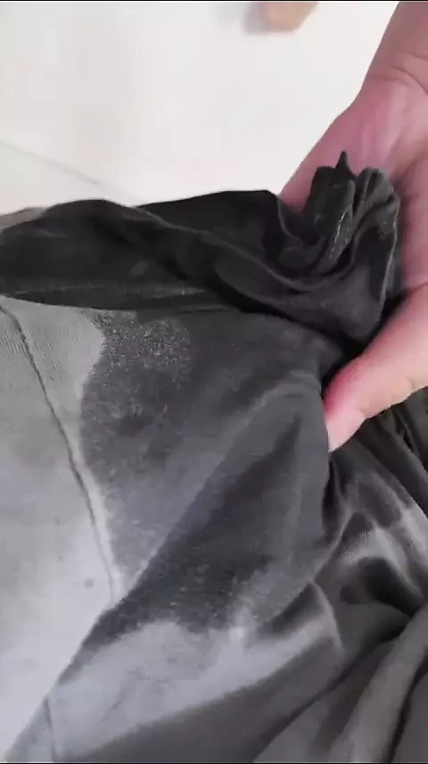 我的一个奴隶想要我用我的香槟洗她最喜欢的T恤。