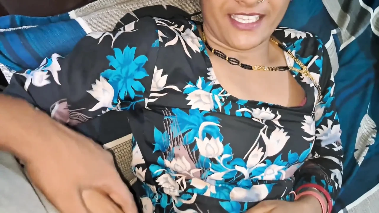 印度妻子Kavya口交射在奶子上