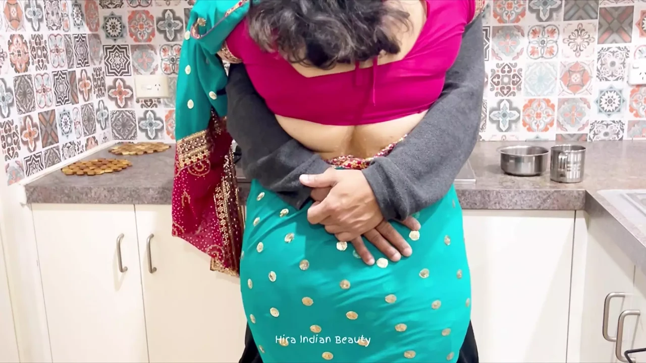 穿着纱丽服的大胸部已婚印度人