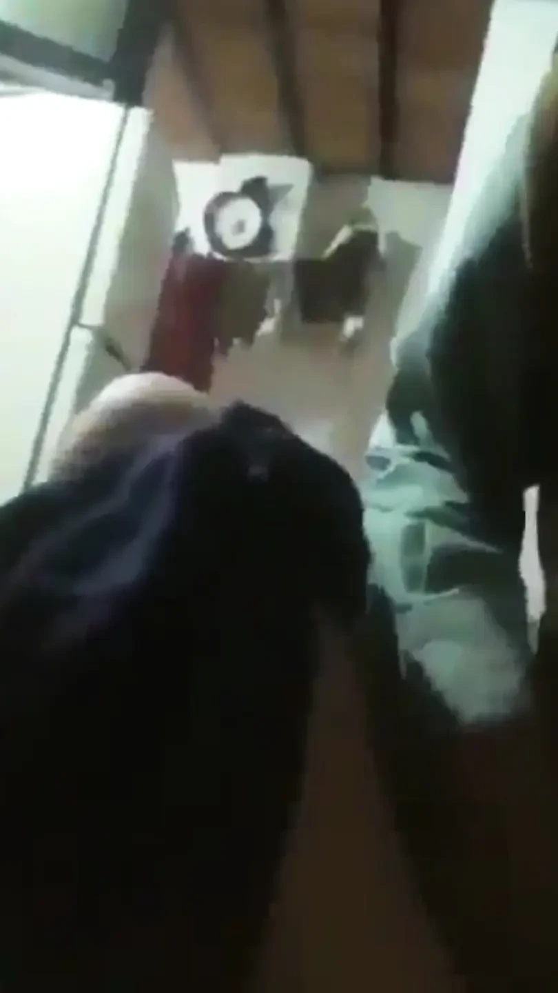 阿布趁没人看见，操了继女的骚逼