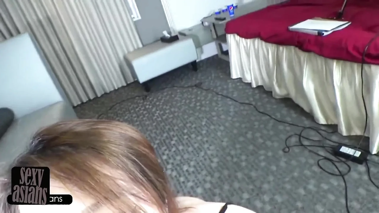 拥有秘密狂野的迷人美甲教练在下班后放松并拥抱她的秘密欲望