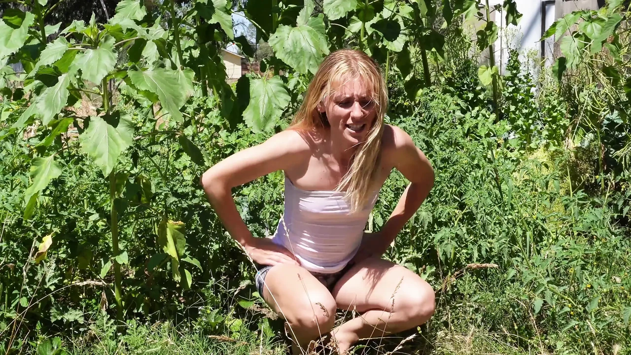 在我的花园里撒尿给植物浇水