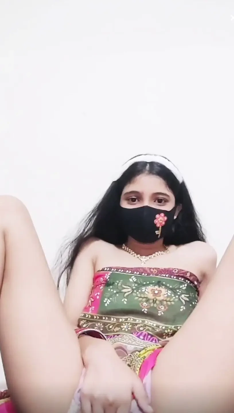 大学女孩在村里的浴室里手淫德西女孩