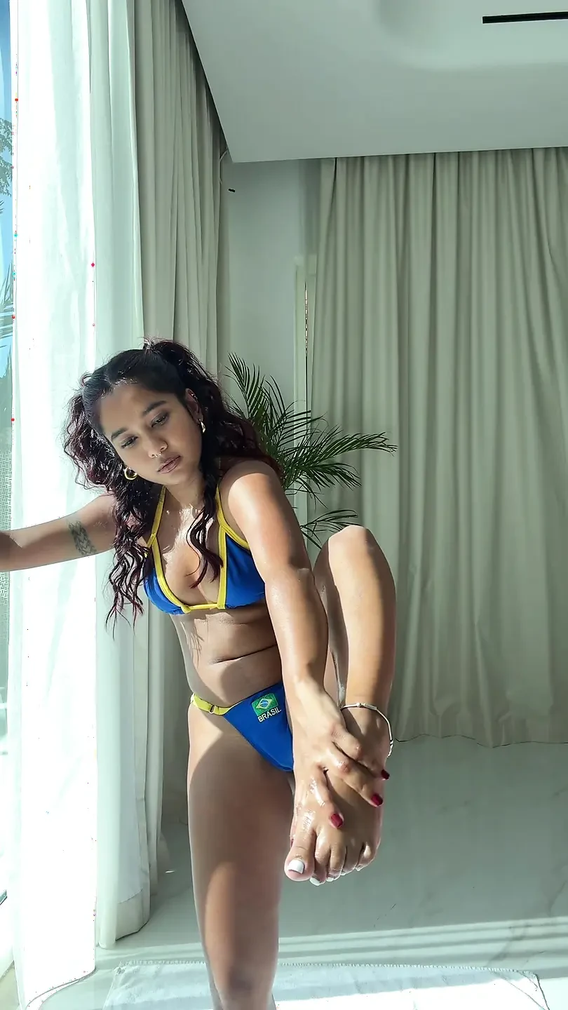娇小的印度女郎Mia Z上油并自慰