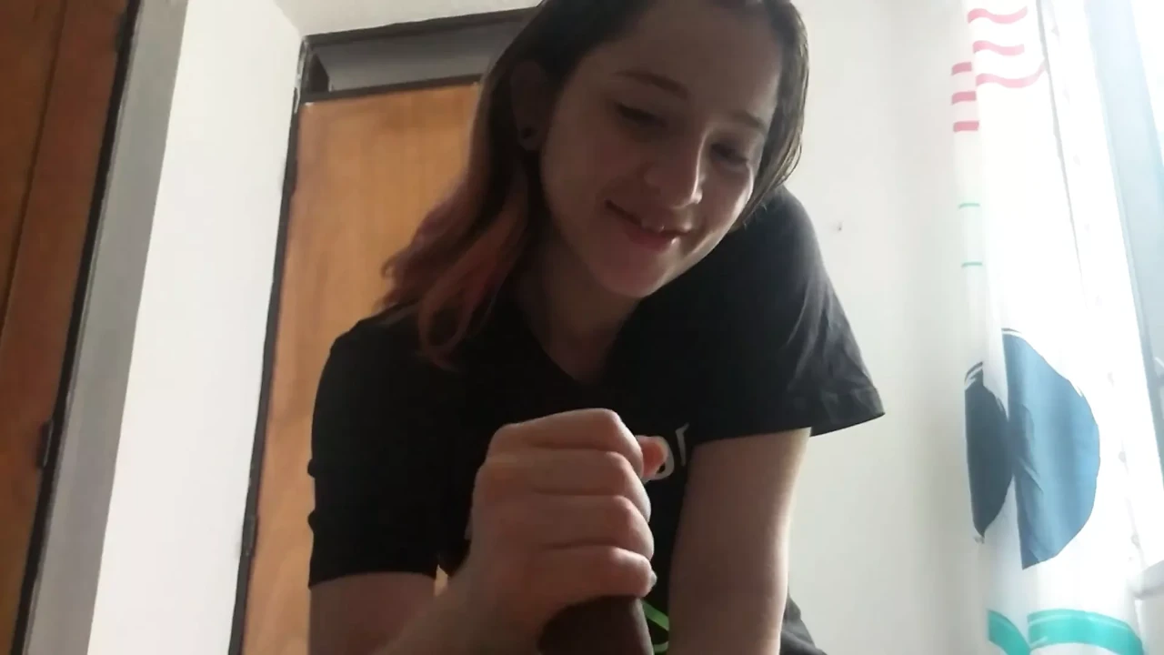我的朋友发现我在自慰并威胁我告诉我的阿姨