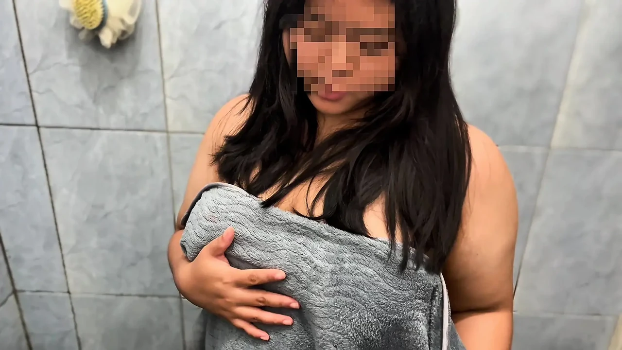 喜欢洗澡的漂亮女孩炫耀她的胸部