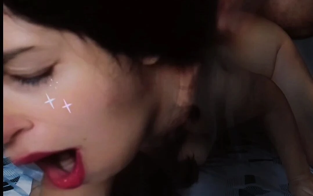 已婚婊子喜欢在四肢上操她
