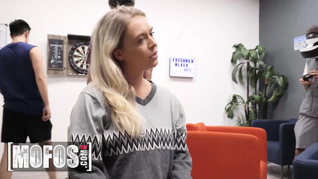 MOFOS - 淫荡女郎Krissy Knight在一次非常狂野和安静的宿舍性爱中冒险被抓