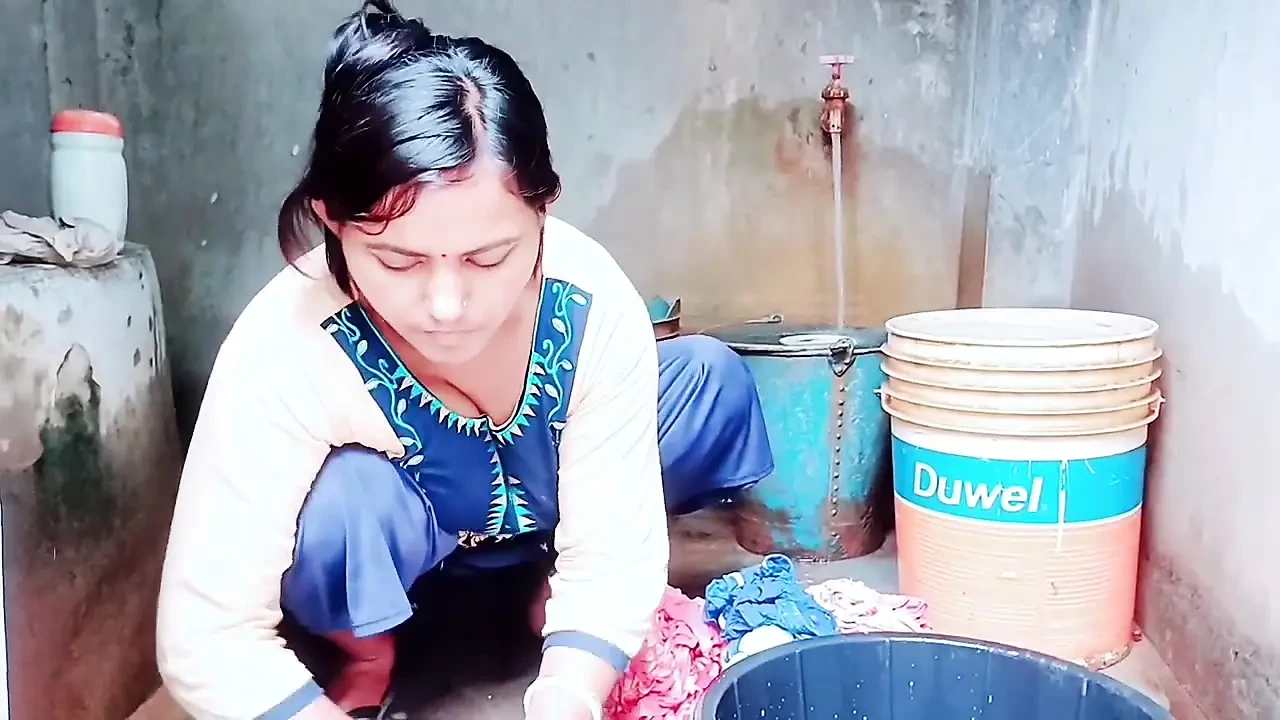 孟加拉嫂子新纱丽看起来非常粗暴地与继兄发生性关系