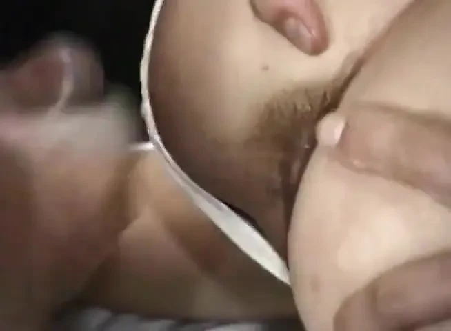 复古黑发荡妇屁股被两个警察性交
