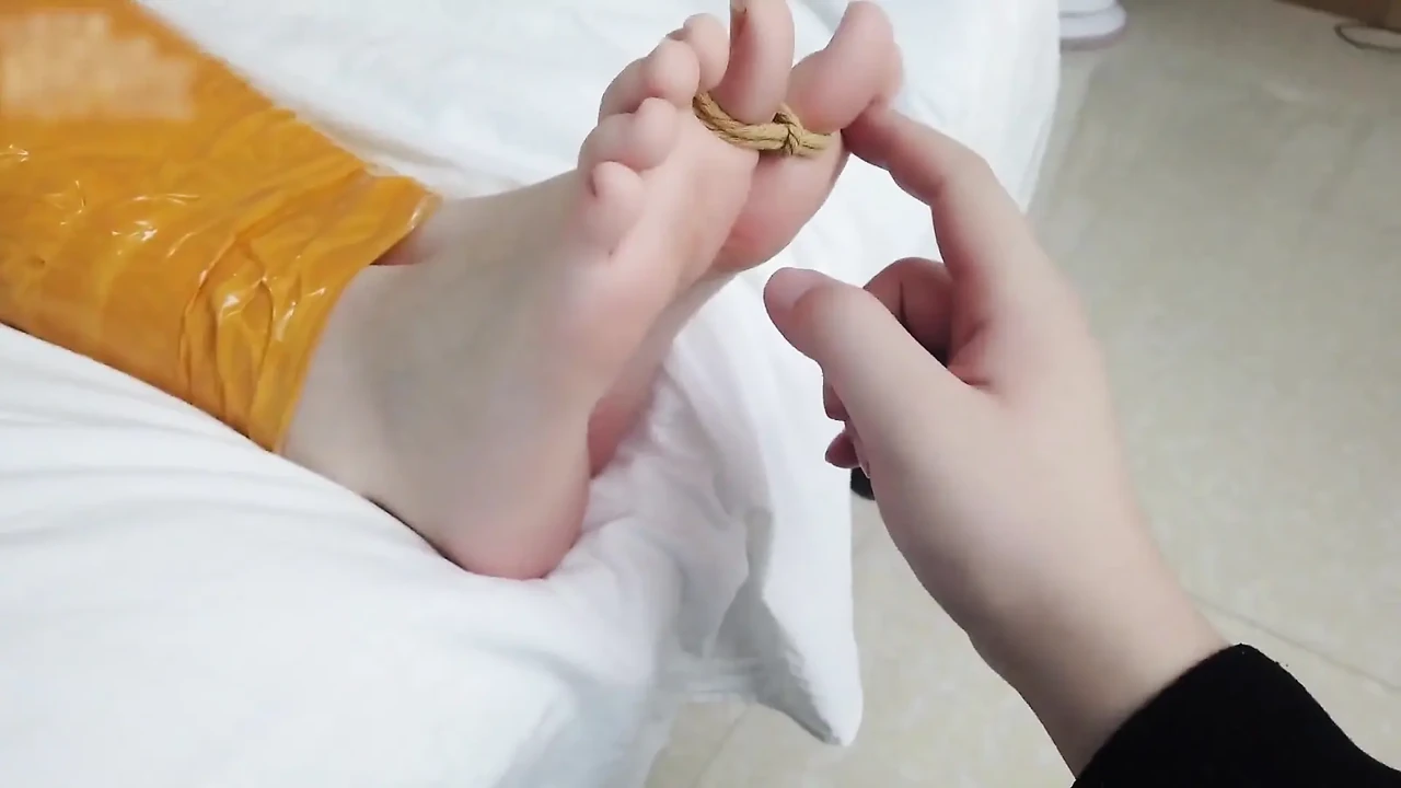 第一视角记录胶带包裹全身的女友与她美丽的赤脚