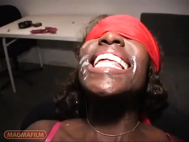 一头黑人群交母猪被蒙眼喷射