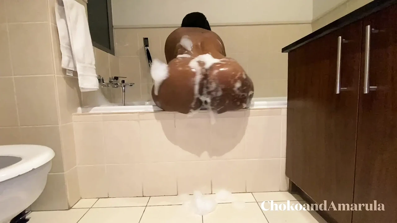 饥渴的大屁股继母在浴室里享受乐趣！